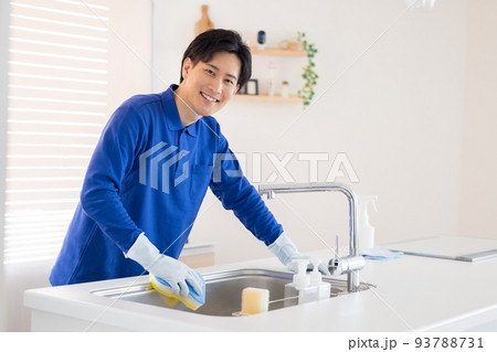ハウスクリーニング　キッチンの掃除をする男性 93788731