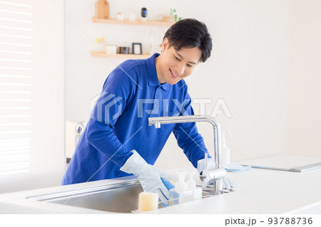 ハウスクリーニング　キッチンの掃除をする男性 93788736