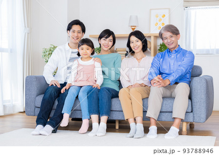 三世代ファミリーのポートレート 93788946
