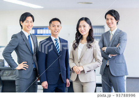 オフィスの若いビジネスパーソン オフィスの若いビジネスパーソン 93788996