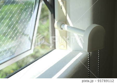 高い位置にある横滑り出し窓の開閉　取っ手 93789112