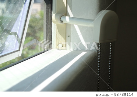 高い位置にある横滑り出し窓の開閉 取っ手 高い位置にある横滑り出し窓の開閉 取っ手 93789114