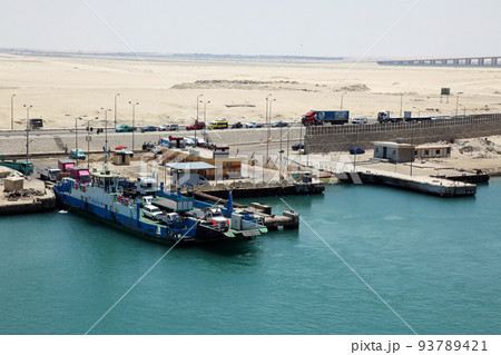 スエズ運河沿岸の対岸交通の渡し船 93789421