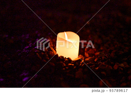 静かに揺れるキャンドル 93789617