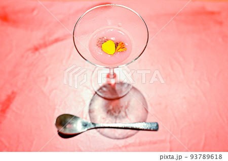 豪華なコース料理のお口直し 豪華なコース料理のお口直し 93789618