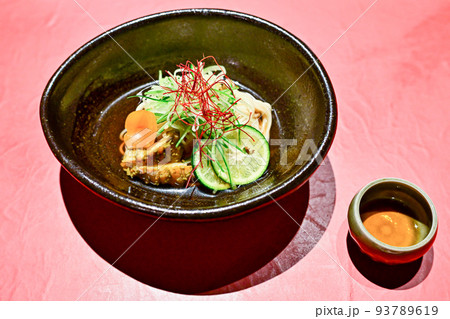 豪華なコース料理の麵類 93789619