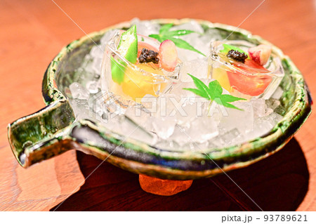 豪華なコース料理の前菜 93789621