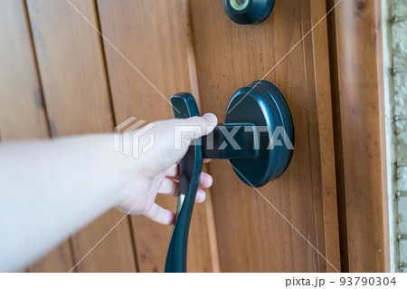 玄関扉を開ける 93790304