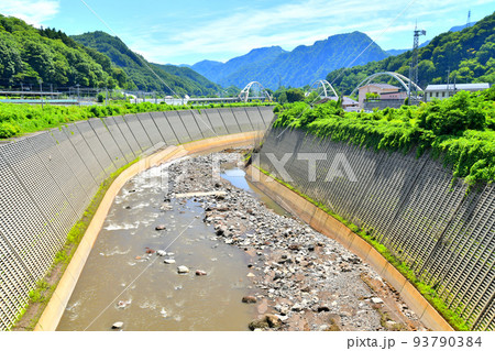 長野原駅前大橋／吾妻川より長野原めがね橋、長野原町役場周辺を望む(群馬県長野原町)【2022.8】 93790384