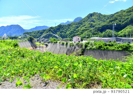 長野原駅前大橋/吾妻川付近より長野原めがね橋、長野原町役場を望む(群馬県長野原町)【2022.8】 長野原駅前大橋/吾妻川付近より長野原めがね橋、長野原町役場を望む(群馬県長野原町)【2022.8】 93790521
