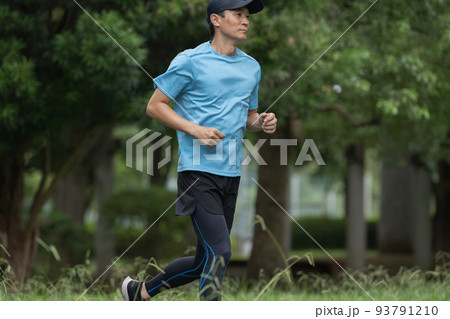 ランニングを楽しむミドル男性 93791210