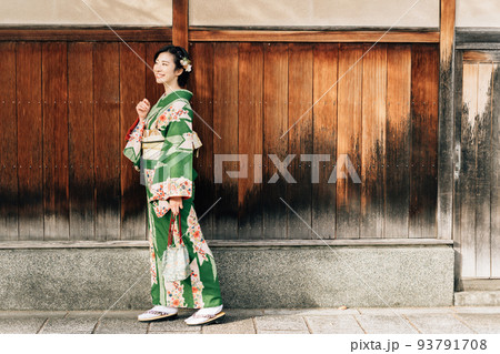 京都の街と着物の女性 93791708