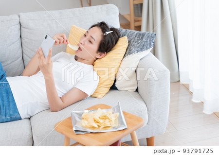 家でだらだらするミドル女性 家でだらだらするミドル女性 93791725