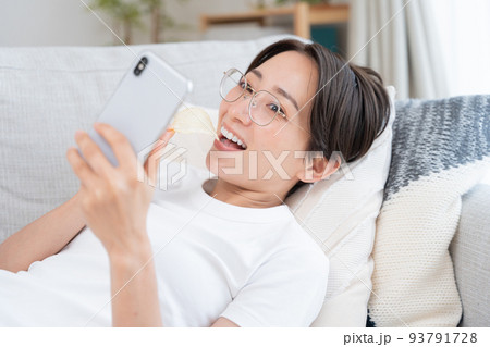 家でだらだらするミドル女性 93791728