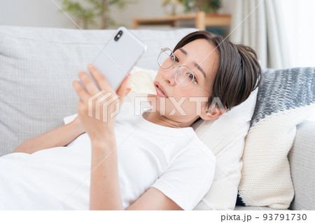 家でだらだらするミドル女性 93791730