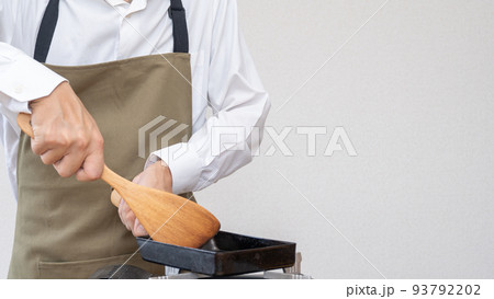 エプロンを着た男性｜家事・料理をする男性イメージ 93792202