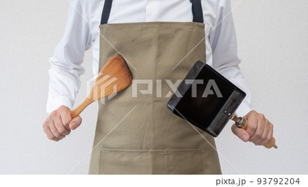 エプロンを着た男性|家事・料理をする男性イメージ エプロンを着た男性|家事・料理をする男性イメージ 93792204