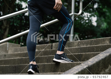 階段を登る男性ランナーの足元 階段を登る男性ランナーの足元 93792467
