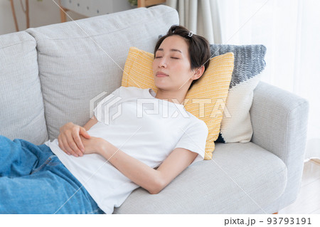 ソファーで眠るミドル女性(昼寝・睡眠・疲労) ソファーで眠るミドル女性(昼寝・睡眠・疲労) 93793191