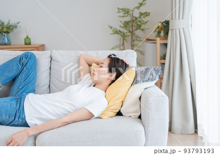 ソファーで眠るミドル女性（昼寝・睡眠・疲労） 93793193