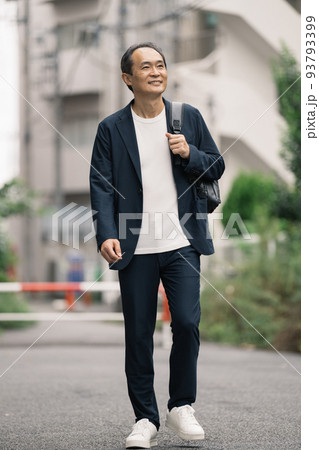 笑顔の中高年男性 93793399