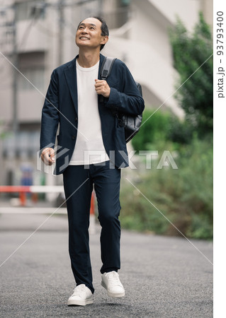 笑顔の中高年男性 93793400