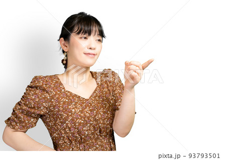 笑顔で指をさす女性 93793501