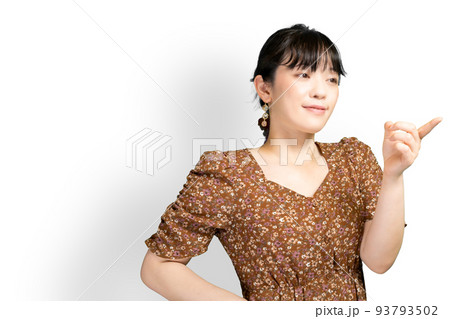 笑顔で指をさす女性 93793502