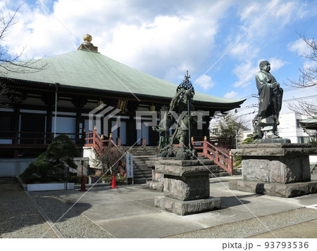 鎌倉市の長勝寺(本堂・日蓮聖人像) 鎌倉市の長勝寺(本堂・日蓮聖人像) 93793536
