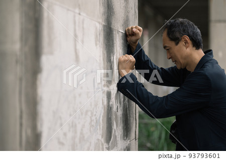 落ち込むビジネスマン・ネガティブな中高年男性 93793601