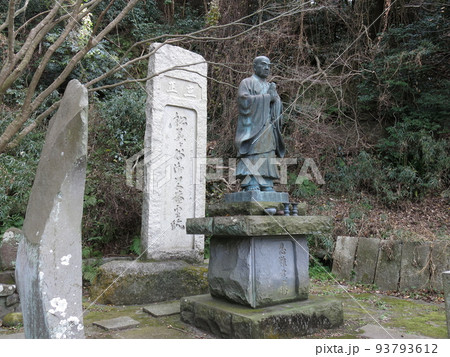 鎌倉材木座霊園（長勝寺）への道沿いにある松葉ヶ谷御草庵霊跡 93793612