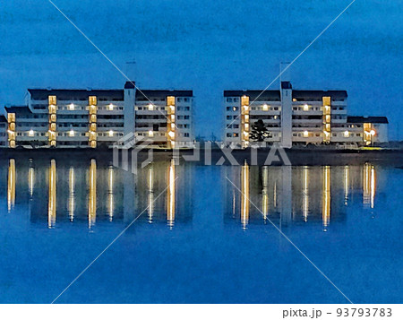 夜明け前の「貯水池に佇むマンション」水彩画風 93793783