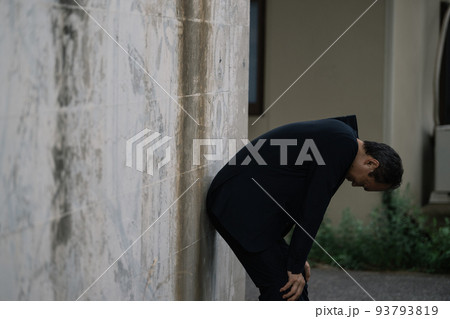 落ち込むビジネスマン・ネガティブな中高年男性 93793819