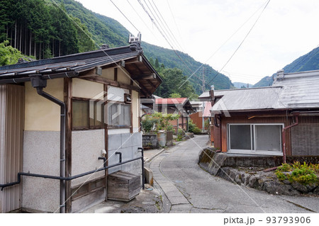 山梨県早川町・下湯島集落の町並 山梨県早川町・下湯島集落の町並 93793906