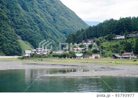 奈良田集落と奈良田湖【山梨県早川町】 93793977
