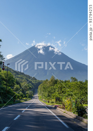 国道のはるか先にそびえる羊蹄山 国道のはるか先にそびえる羊蹄山 93794255
