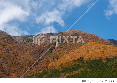 美しい山の紅葉 93794333