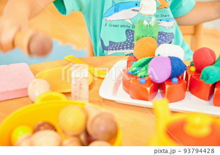 おままごとをしている子ども おままごとをしている子ども 93794428