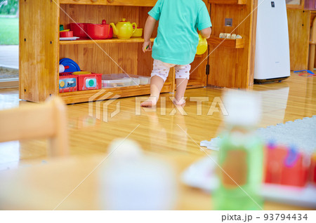 遊んでいる幼児 託児所 保育施設 遊んでいる幼児 託児所 保育施設 93794434