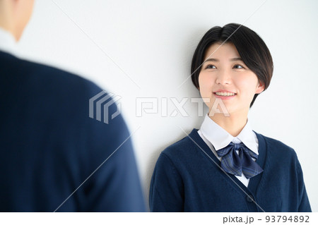 学生の放課後のカップルのイメージ 顔無し 学生の放課後のカップルのイメージ 顔無し 93794892