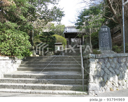 鎌倉市の安国論寺(参道・山門) 鎌倉市の安国論寺(参道・山門) 93794969