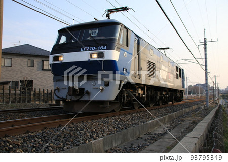 宇都宮線を走る単機回送のEF210電気機関車 宇都宮線を走る単機回送のEF210電気機関車 93795349
