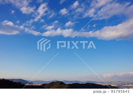 徳島県 日峯山から眉山・阿讃山脈・鳴門市方面を望む 徳島県 日峯山から眉山・阿讃山脈・鳴門市方面を望む 93795645