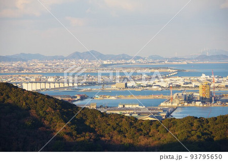 徳島県 日峯山から阿讃山脈・鳴門市・淡路島方面を望む 徳島県 日峯山から阿讃山脈・鳴門市・淡路島方面を望む 93795650