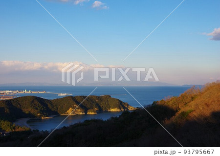 徳島県　日峯山から大神子海岸・淡路島・沼島方面を望む 93795667