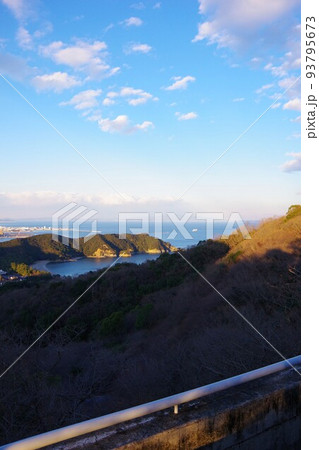 徳島県 日峯山から大神子海岸・淡路島・沼島方面を望む 徳島県 日峯山から大神子海岸・淡路島・沼島方面を望む 93795673