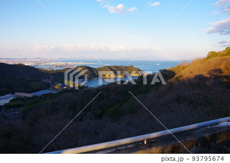 徳島県　日峯山から大神子海岸・鳴門市・淡路島・沼島方面を望む 93795674