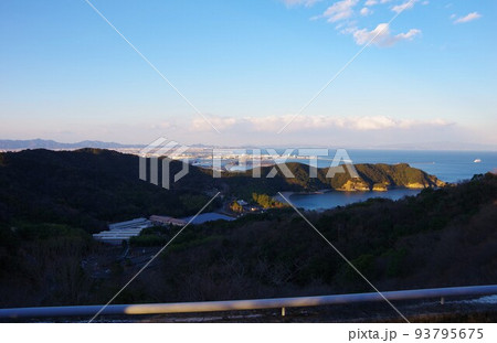 徳島県　日峯山から大神子海岸・鳴門市・淡路島方面を望む 93795675