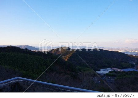 徳島県　日峯山から眉山・徳島市街・鳴門市方面を望む 93795677