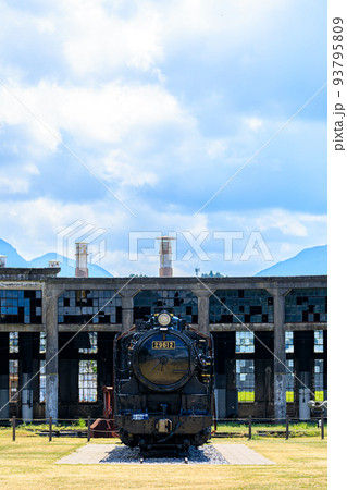 夏の旧豊後森機関庫と蒸気機関車　大分県玖珠郡 93795809